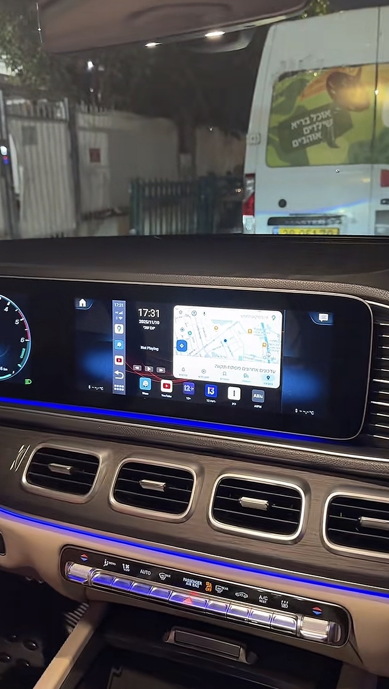 תמונת התקנה במרצדס EQE 2022-2025 עם פתיחת מסך ל-CarPlay