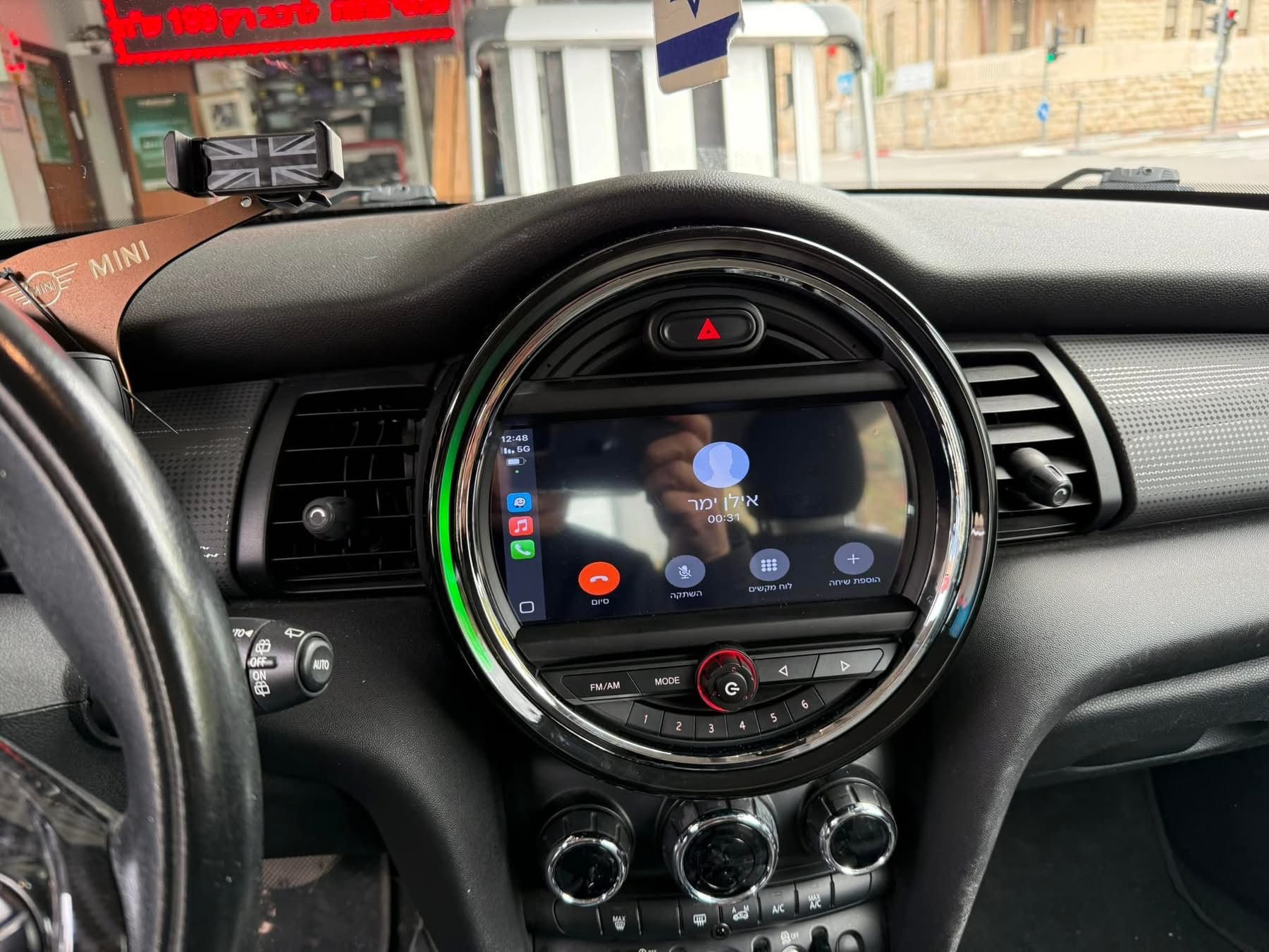 תמונת התקנה במיני קופר 2014-2024 עם CarPlay ו-Android Auto