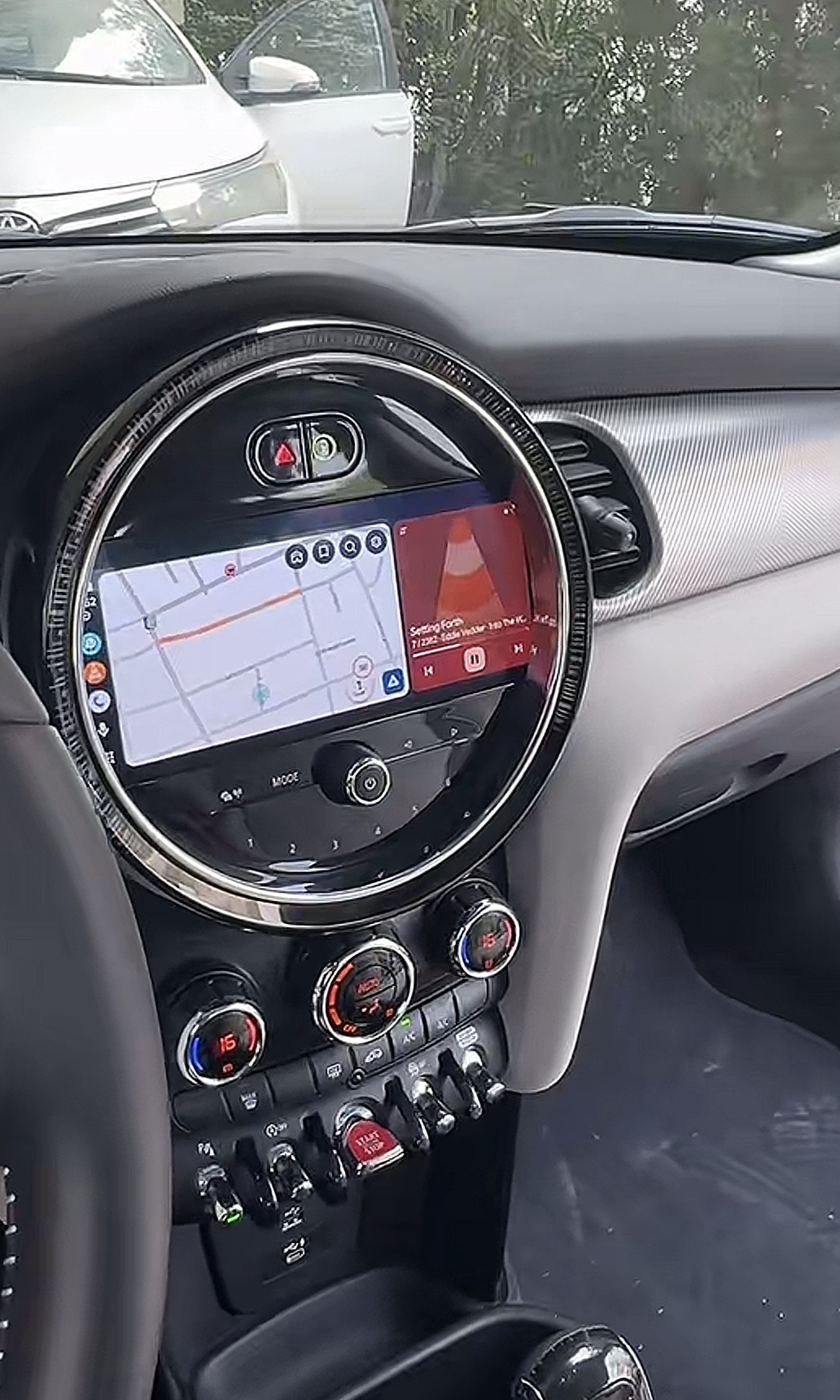 תמונת התקנה במיני קופר 2014-2024 עם CarPlay