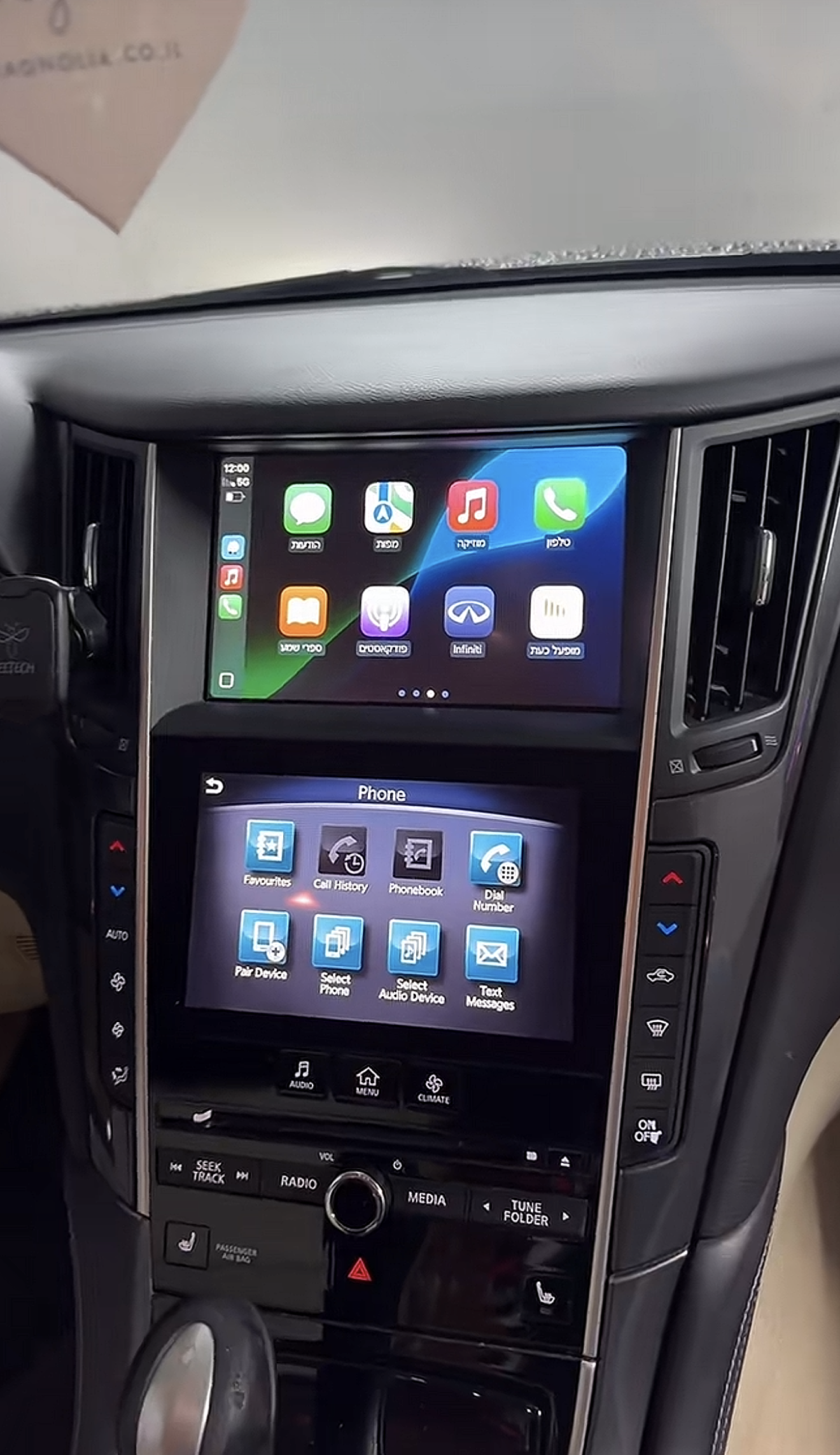 תמונת התקנה באינפיניטי Q50 2014-2020 עם פתיחת מסך CarPlay