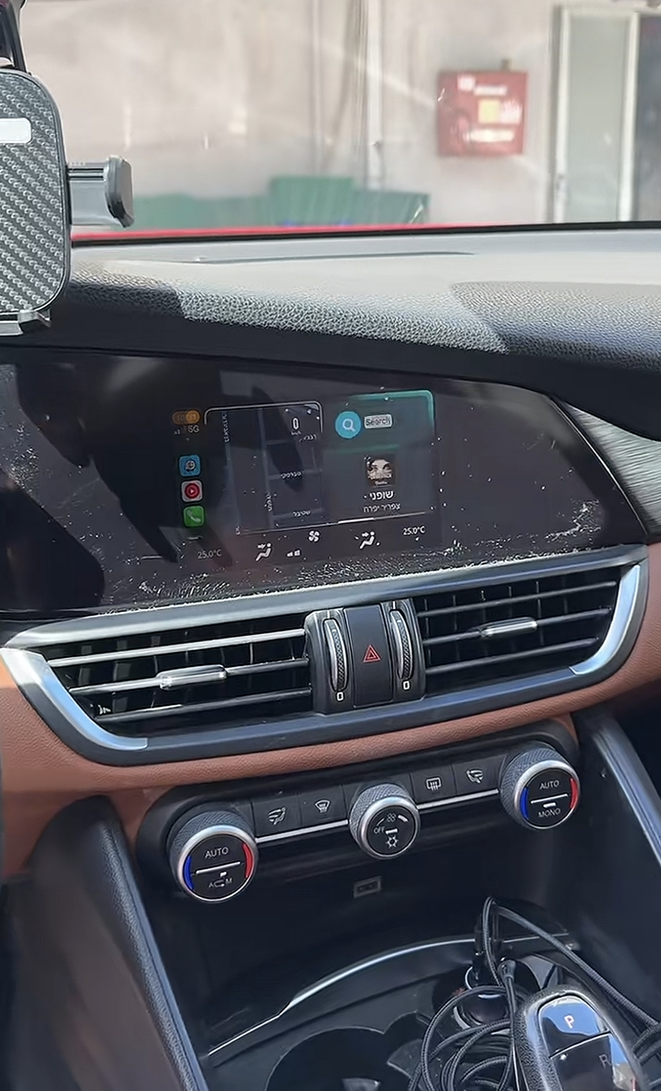 תמונת התקנה באלפא רומיאו ג'וליה 2016-2025 עם CarPlay