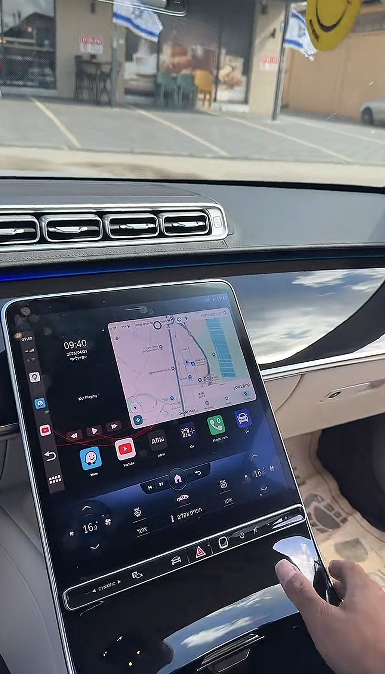 תמונת התקנה במרצדס S קלאס 2021-2025 עם CarPlay