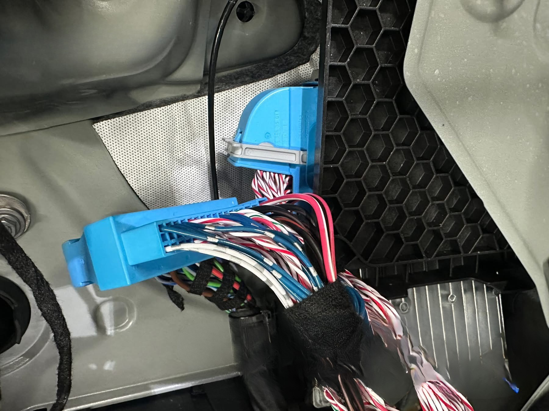 תמונות של התקנת מערכת מולטימדיה למרצדס E200 W214 שנת 2024-2026