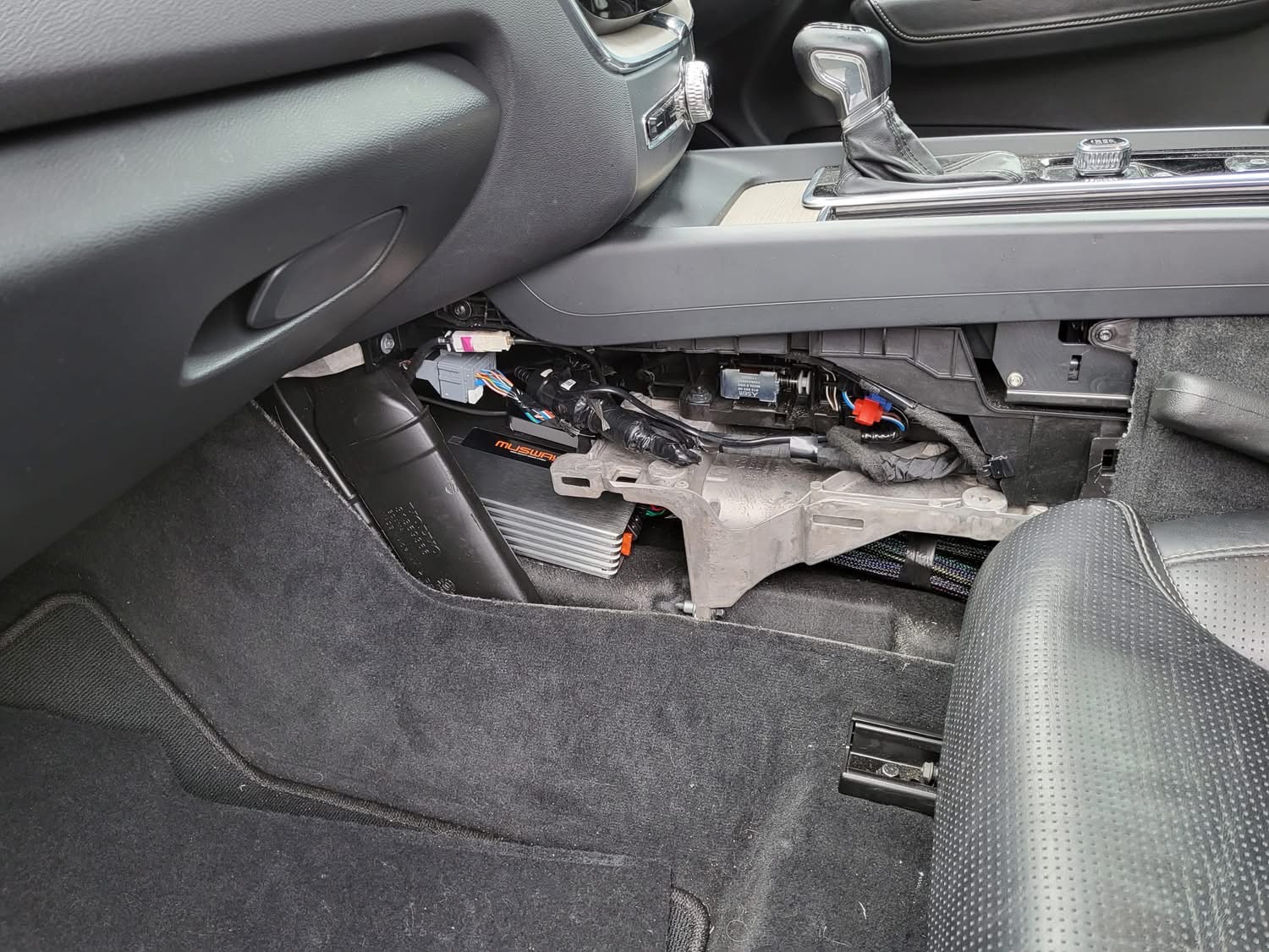 תמונות של התקנת מערכת מולטימדיה לוולוו XC60 שנת 2018-2026