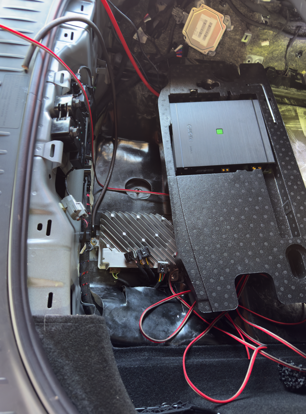 מיקום וחיבור מגבר DSP ב-MG Cyberster 2025–2026